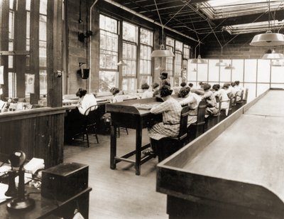 Radium Girls arbeiten in einer Fabrik der United States Radium Corporation, ca. 1922 (Sepia-Foto) von American Photographer